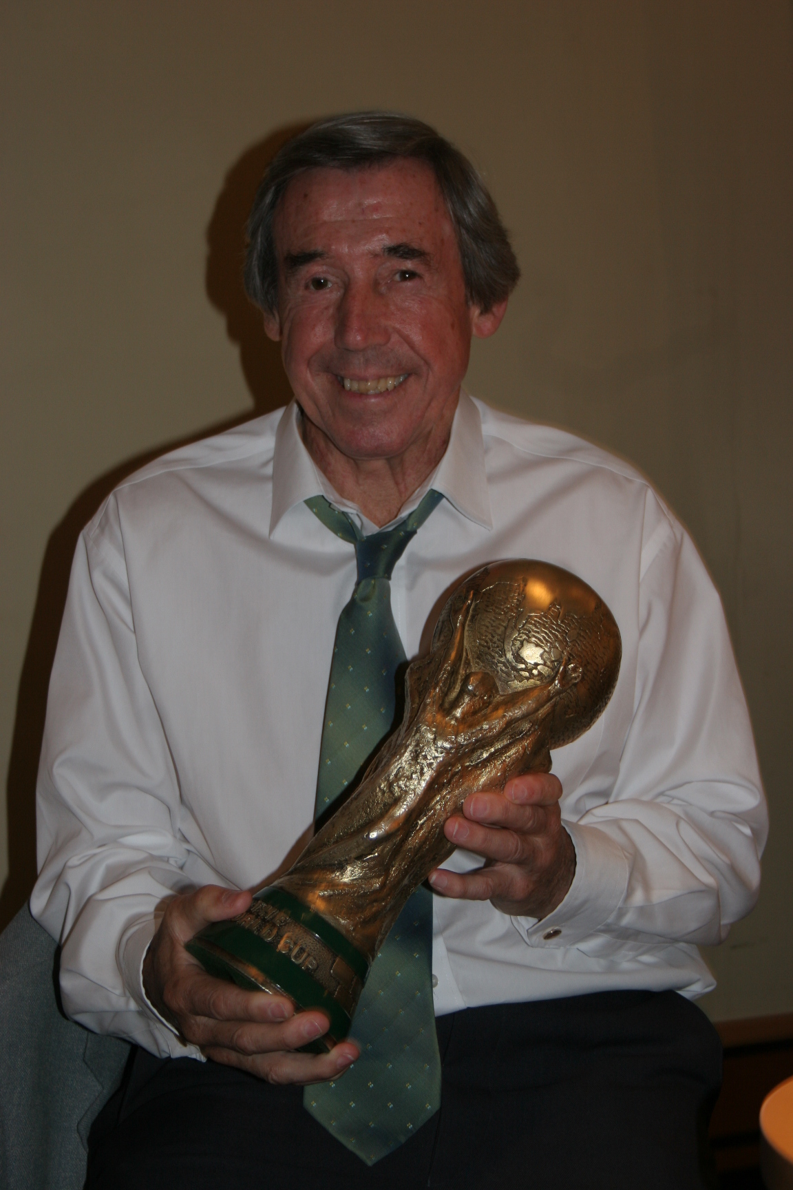 Gordon Banks with World Cup 3